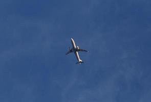 Flugzeug im ein Blau Himmel foto