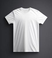 T-Shirt Attrappe, Lehrmodell, Simulation. Weiß leer T-Shirt Vorderseite Ansichten. männlich Kleider tragen klar attraktiv bekleidung T-Shirt Modelle. foto
