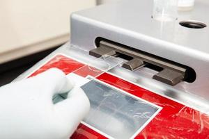 Wissenschaftler vorbereiten Mikroskop Folien mit Flüssigkeit basierend Zytologie Methode zum Brei Abstrich prüfen. zervikal Krebs Konzept. medizinisch Konzept. foto