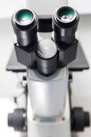 schließen oben von Stereo Mikroskop Okulare im das Labor foto