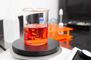 magnetisch Rührer Mischen ein Flüssigkeit im ein Becherglas beim Labor foto