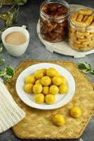 Nastar Kekse oder Ananas Torte ist ein klein Größe Kekse gefüllt mit Ananas Marmelade. selektiv Fokus foto