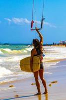 Playa del Carmen Quintana Roo Mexiko 2021 Wassersport wie Kitesurfen Kitesurfen Wakeboarden Playa del Carmen Mexiko. foto