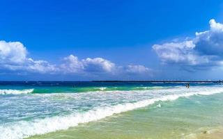 tropischer karibischer strand klares türkisfarbenes wasser playa del carmen mexiko. foto