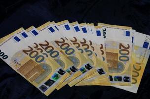 200 Euro Banknoten europäisch Rechnung Kasse Geld isoliert auf schwarz Hintergrund zwei hundert Euro schließen oben modern hoch Qualität sofortig Lager drucken foto