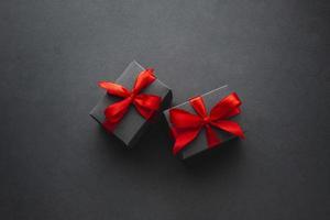 niedliche Geschenkboxen auf schwarzem Hintergrund