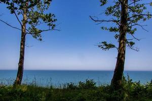Sommer- Landschaft mit Meer und Böschung Bäume im jastrzebia gora, Polen auf ein warm Tag foto