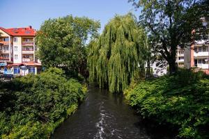 leba Fluss fließend durch Lebork Polen auf ein Sommer- Tag foto