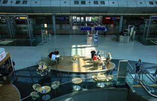 Düsseldorf, Deutschland, Mittwoch 12 April 2023 International Flughafen Menschen Gehen und Reisen im Europa hoch Qualität Hintergrund Ferien druckt foto