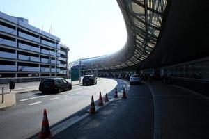 Düsseldorf, Deutschland, Mittwoch 12 April 2023 International Flughafen Menschen Gehen und Reisen im Europa hoch Qualität Hintergrund Ferien druckt foto