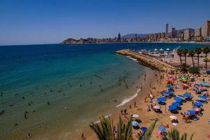 Sommer- Landschaft Strand und Meer oben Aussicht im Sommer- Tag Benidom Spanien foto