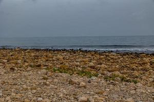 Landschaft leeren felsig Strand auf ein wolkig Tag Spanien foto