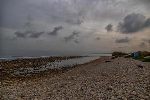 Landschaft leeren felsig Strand auf ein wolkig Tag Spanien foto