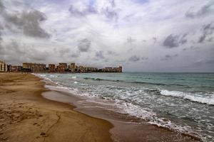 Landschaft breit sandig Strand im alicante Herbst Tag Wolken foto