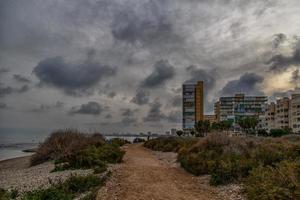 Strand Landschaft mit Sonnenuntergang alicante Spanien mit Wolken im das Himmel foto