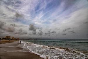 Landschaft breit sandig Strand im alicante Herbst Tag Wolken foto