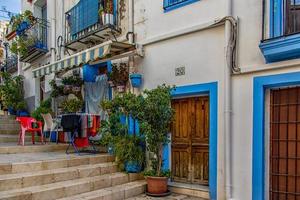 historisch alt bunt Häuser Barrio Santa Cruz alicante Spanien auf ein sonnig Tag foto