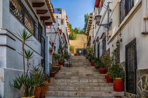 historisch alt bunt Häuser Barrio Santa Cruz alicante Spanien auf ein sonnig Tag foto