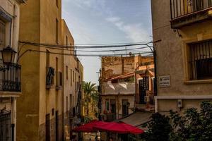 historisch alt bunt Häuser Barrio Santa Cruz alicante Spanien auf ein sonnig Tag foto