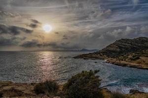 Landschaft von das direkt am Meer von alicante Spanien auf ein warm sonnig Herbst Tag foto