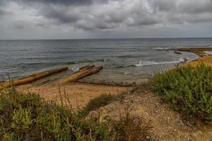 Landschaft von das direkt am Meer von alicante Spanien auf ein warm sonnig Herbst Tag foto