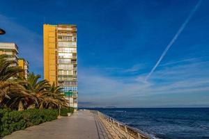 städtisch Landschaft von alicante Spanien Gebäude auf das direkt am Meer durch das Strand foto