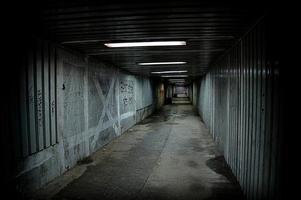 verlassen städtisch unter Tage Passage mit Graffiti auf das Mauer foto