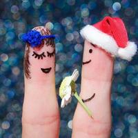 Finger Kunst von glücklich Paar. Mann ist geben Blumen zu Frau foto