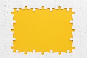 Flat-Lay-Puzzle-Rahmen-Konzept mit gelben und weißen Farben foto