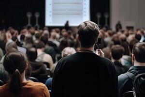 Öffentlichkeit Lautsprecher geben sich unterhalten im Konferenz Halle beim Geschäft Fall. generativ ai foto