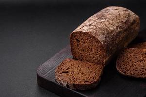 Laib von frisch knusprig braun Brot mit Körner und Saat foto