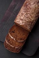 Laib von frisch knusprig braun Brot mit Körner und Saat foto