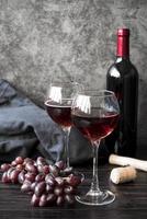 Vorderansicht von Flaschenwein mit Trauben
