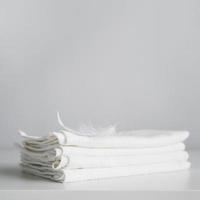Vorderansicht von gestapelten weißen Handtüchern foto