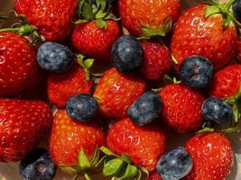 Draufsichten von Erdbeeren und Blaubeeren foto