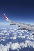 fliegend Flugzeug - - Flügel und Wolken foto