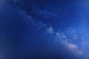 das milchig Weg gegen das Hintergrund von das Nacht Himmel. ein Nacht sternenklar Landschaft. foto
