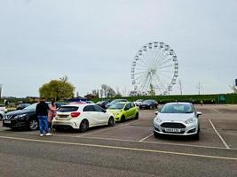 niedrig Winkel Aussicht von Willen See und Öffentlichkeit Park mit Ferris Rad zum Spaß. Menschen sind genießen das Start von Sommer- Jahreszeit beim diese Park von Milton Schlüssel England Vereinigtes Königreich. Aufnahmen war gefangen auf 09. April 202 foto