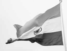 Indien-Flagge, die hoch am Connaught-Platz mit Stolz auf den blauen Himmel fliegt, Indien-Flagge flattert, indische Flagge am Unabhängigkeitstag und Tag der Republik Indien, Schuss nach oben geneigt, indische Flagge schwenkend, Har Ghar Tiranga foto