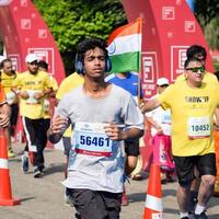 Neu Delhi, Indien - - März 16 2023 - - Vedanta Delhi Hälfte Marathon- Rennen nach covid im welche Marathon- Teilnehmer Über zu Kreuz das Fertig Linie, Delhi Hälfte Marathon- 2022 foto