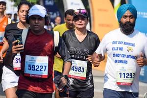 Neu Delhi, Indien - - März 16 2023 - - Vedanta Delhi Hälfte Marathon- Rennen nach covid im welche Marathon- Teilnehmer Über zu Kreuz das Fertig Linie, Delhi Hälfte Marathon- 2022 foto