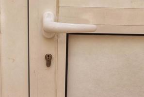 modern Design Tür Tür sperren Griff, Eingang Tür Griff mit Schlüssel, Metall Tür Griff im Weiß und schwarz, nah oben foto