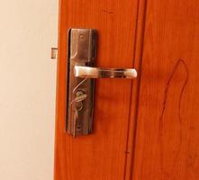 modern Design Tür Tür sperren Griff, Eingang Tür Griff mit Schlüssel, Metall Tür Griff im Weiß und schwarz, nah oben foto