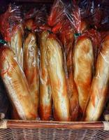 verpackt Stangenbrot im braun Korb, traditionell Französisch Brot foto