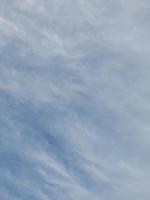 schöne weiße Wolken auf tiefblauem Himmelshintergrund. Große, helle, weiche, flauschige Wolken bedecken den gesamten blauen Himmel. foto