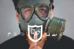 Profil von jung mit Gas Maske. Grunge Porträt Mann im Gas Maske und Rauch. foto