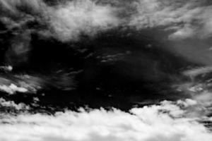 Himmel mit strukturiertem Hintergrund der schwarzen und weißen Wolke foto