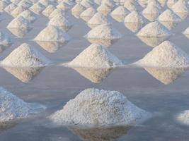 Salz- Felder verdampfen in Salz. foto