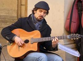 Bologna, Italien, April 16, 2022 Straße Künstler spielen akustisch Gitarre. Busking auf Straße Konzept. foto