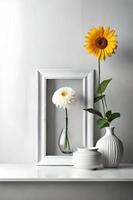 minimal Weiß Bild Rahmen Segeltuch Anzeige mit Blume im Vase foto